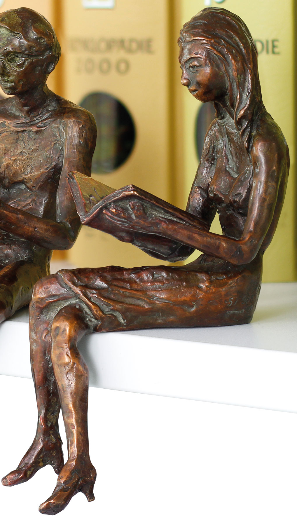 Birgit Stauch: Skulptur / Kantenhocker 'Buchleserin', Metallguss