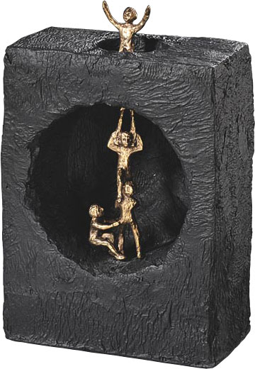 Kerstin Stark: Sculptuur 'Elkaar helpen', brons met kunststeen