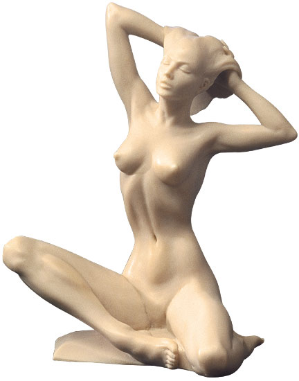Roman Johann Strobl: sculptuur 'Zittend naakt', versie in kunstmarmer